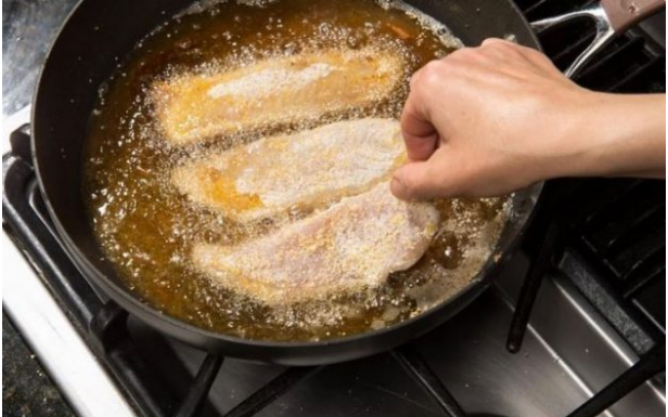 Kada pržite ribu, dodajte samo 1 sastojak u tavu: Neprijatni mirisi nestaju, a ukus je fantastičan