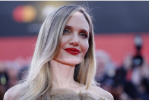 Anđelina Džoli više ne izgleda isto, pojavila se na crvenom tepihu u Veneciji i sve šokirala: Pitaju se šta je s njom