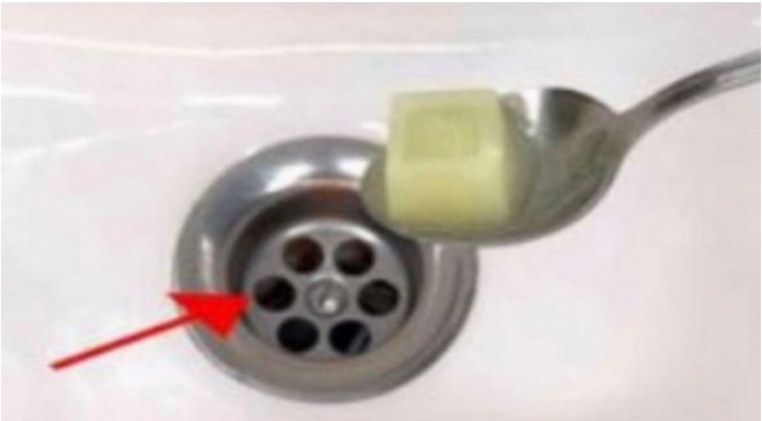 Bacite ga u sudoper i odvod se više nikada neće začepiti! (Neverovatno)