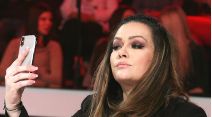 Pjevačica pred kamerama doživjela infarkt: “Bol je bio neopisivo jak i mislila sam da neće prestati”