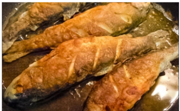 Kuhari ribu ne stavljaju u brašno, UVALJAJU JE U OVU NAMIRNICU: Ulje nikad ne prska, a ukus je bolji 10 puta