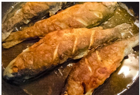 Kuhari ribu ne stavljaju u brašno, UVALJAJU JE U OVU NAMIRNICU: Ulje nikad ne prska, a ukus je bolji 10 puta