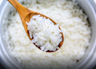 Više ne kuvam pirinač u vodi, ovo je savršeno: Jedan trik kuvara i nikada niste jeli bolji prilog – PREPORUČITE SVIMA!