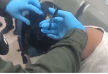 SKANDAL NA AERODROMU! Policajci primijetili muškarca sa čudnom frizurom, pa ga OŠIŠALI: Sve što se desilo poslije toga doživjeli su kao najveći šok u svojim životima (FOTO, VIDEO)