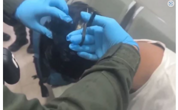 SKANDAL NA AERODROMU! Policajci primijetili muškarca sa čudnom frizurom, pa ga OŠIŠALI: Sve što se desilo poslije toga doživjeli su kao najveći šok u svojim životima (FOTO, VIDEO)