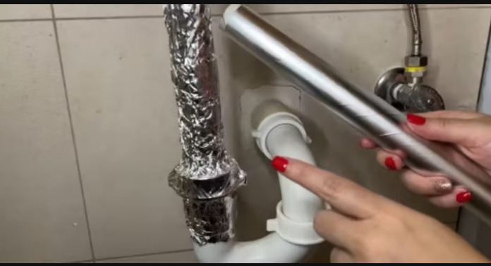 Vodoinstalateri vam neće reći za ovo: Umotajte odvod u aluminijsku foliju i dobro zapamtite ovaj TRIK!