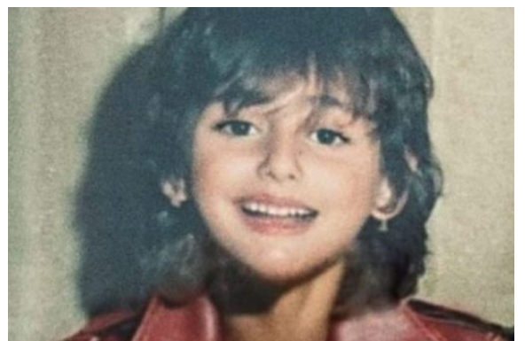 Samo je oči odaju: Ni za sto života nećete pogoditi ko je pjevačica sa slike! (Foto)