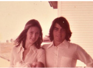 Posle majčine sahrane našla sam fotografiju koja me proganja 12 godina: “Pored nje muškarac, a u rukama…”