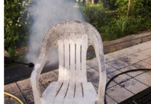 NAJLAKŠI NAČIN PRANJA BIJELIH PLASTIČNIH STOLICA: Potrebno je SAMO da pomiješate JEDAN SASTOJAK sa vodom i FLEKE NESTAJU ZAČAS