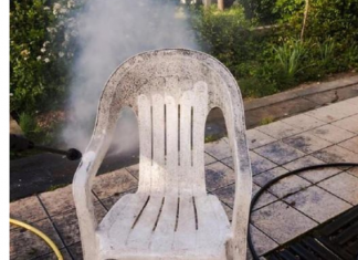 NAJLAKŠI NAČIN PRANJA BIJELIH PLASTIČNIH STOLICA: Potrebno je SAMO da pomiješate JEDAN SASTOJAK sa vodom i FLEKE NESTAJU ZAČAS