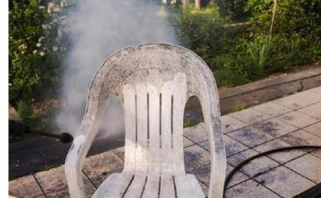 NAJLAKŠI NAČIN PRANJA BIJELIH PLASTIČNIH STOLICA: Potrebno je SAMO da pomiješate JEDAN SASTOJAK sa vodom i FLEKE NESTAJU ZAČAS