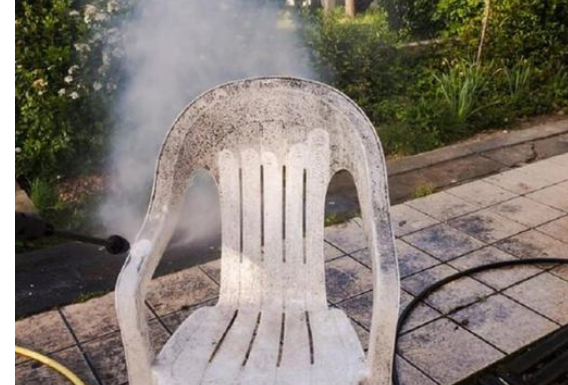 NAJLAKŠI NAČIN PRANJA BIJELIH PLASTIČNIH STOLICA: Potrebno je SAMO da pomiješate JEDAN SASTOJAK sa vodom i FLEKE NESTAJU ZAČAS