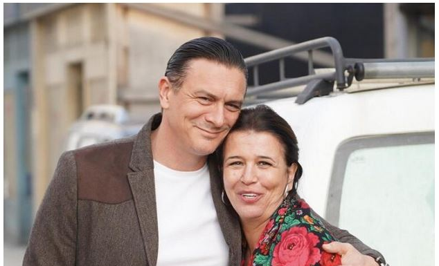 Naš glumac napravio kuću na selu pa sa ženom manekenkom okopava baštu: “Gajim kokoške, svinje i ovce – ovde je život”