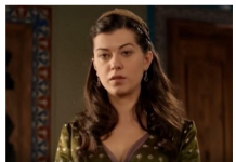 OVA POZNATA TURSKA GLUMICA JE JUGOSLOVENKA I TEČNO GOVORI SRPSKI: Živa je vatra u 43-oj, druži se s našom ČUVENOM PEVAČICOM