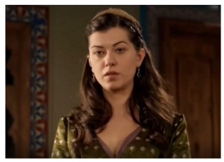 OVA POZNATA TURSKA GLUMICA JE JUGOSLOVENKA I TEČNO GOVORI SRPSKI: Živa je vatra u 43-oj, druži se s našom ČUVENOM PEVAČICOM