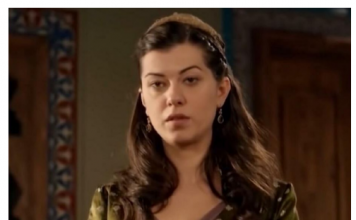 OVA POZNATA TURSKA GLUMICA JE JUGOSLOVENKA I TEČNO GOVORI SRPSKI: Živa je vatra u 43-oj, druži se s našom ČUVENOM PEVAČICOM