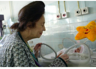 Adrijana je prvo dete rodila u 66. godini pa završila na stubu srama: Danas je na pragu 90-e, a evo kako brine o detetu