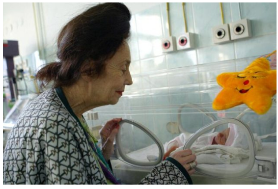 Adrijana je prvo dete rodila u 66. godini pa završila na stubu srama: Danas je na pragu 90-e, a evo kako brine o detetu