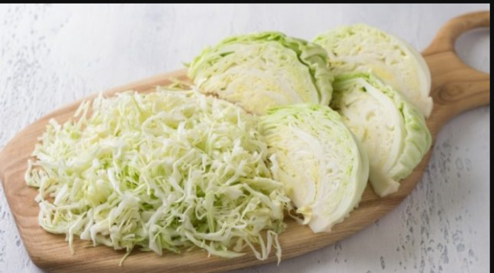 SVI GRIJEŠE U OVOME KADA PRAVE KUPUS SALATU: Trik je u sastojku koji se dodaje na samom kraju i potpuno mijenja ukus