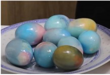 Farbanje jaja sodom bikarbonom: Za 10 minuta obojićete i do 50 jaja bez muke