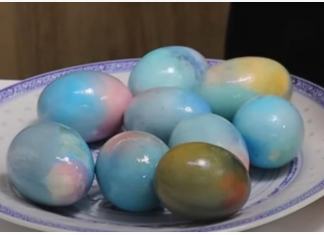 Farbanje jaja sodom bikarbonom: Za 10 minuta obojićete i do 50 jaja bez muke