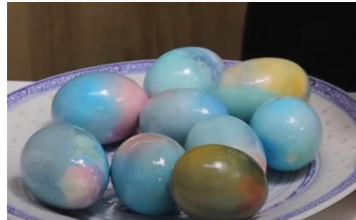 Farbanje jaja sodom bikarbonom: Za 10 minuta obojićete i do 50 jaja bez muke
