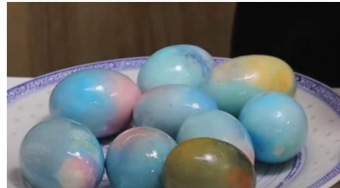 Farbanje jaja sodom bikarbonom: Za 10 minuta obojićete i do 50 jaja bez muke
