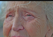 “SRCE MI SE STEGNE JER MAJČIN PRAG NI ŽIVA DUŠA NE PREĐE: Unuci neće da je vide, od komšija saznaje sve o njima i jeca”