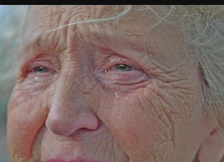 “SRCE MI SE STEGNE JER MAJČIN PRAG NI ŽIVA DUŠA NE PREĐE: Unuci neće da je vide, od komšija saznaje sve o njima i jeca”