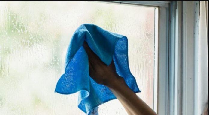 Skida kao laserom fleke i prljavštinu sa prozora, prosto idealno za prolećno čišćenje: TREBA VAM 1 JEFTINA SITNICA IZ KUPATILA