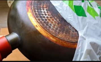 Samo stavite staru, prljavu tavu u plastičnu vrećicu: ZAGORJELI ostaci će se otopiti u trenu!