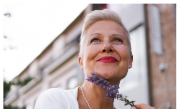 Ovo je jedina frizura za žene 50+ sa efektom zatezanja lica, koja momentalno podmlađuje