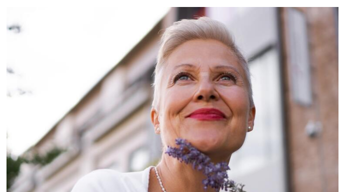 Ovo je jedina frizura za žene 50+ sa efektom zatezanja lica, koja momentalno podmlađuje