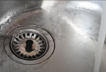 NIJE SODA BIKARBONA, NI SIRĆE: U začepljen odvod sipajte iznenađujući proizvod iz kupatila i odmah će proraditi