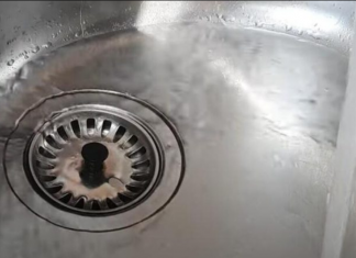 NIJE SODA BIKARBONA, NI SIRĆE: U začepljen odvod sipajte iznenađujući proizvod iz kupatila i odmah će proraditi