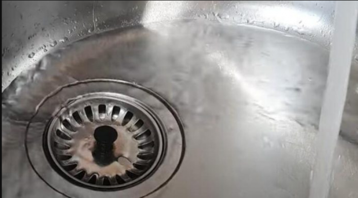 NIJE SODA BIKARBONA, NI SIRĆE: U začepljen odvod sipajte iznenađujući proizvod iz kupatila i odmah će proraditi