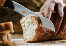 NEMOJTE GA ČUVATI U PLASTIČNOJ KESI: Evo zašto se hleb BRZO POKVARI! Ovo je NAJJEDNOSTAVNIJI NAČIN da mu sačuvate svežinu