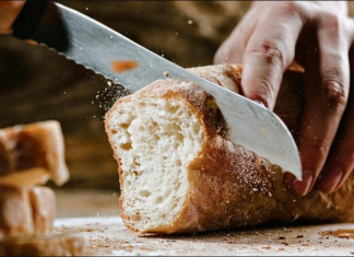 NEMOJTE GA ČUVATI U PLASTIČNOJ KESI: Evo zašto se hleb BRZO POKVARI! Ovo je NAJJEDNOSTAVNIJI NAČIN da mu sačuvate svežinu