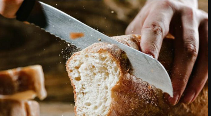 NEMOJTE GA ČUVATI U PLASTIČNOJ KESI: Evo zašto se hleb BRZO POKVARI! Ovo je NAJJEDNOSTAVNIJI NAČIN da mu sačuvate svežinu