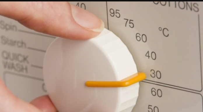 KOMŠINICA MI JE OTKRILA TRIK I SAD JE MOJA ODJEĆA UVIJEK ČISTO BIJELA I SVJEŽEG MIRISA: Ovo Svi Trebaju Znati!