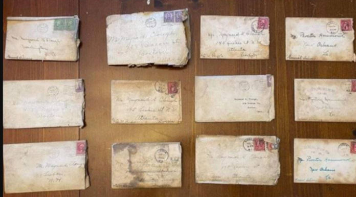 Ispod parketa u svom domu pronašli 100 godina stara pisma: ‘Sadržaj je skandalozan’