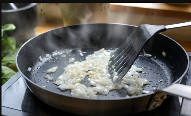 KAKO DA PRŽITE LUK A DA NE USMRDITE KUĆU: Dodajte samo 1 kašiku ovog i nestaće svi neprijatni mirisi, biće bolje zgusnut i lakši za varenje