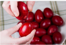 Najboji prirodni način farbanja jaja u jarko crvenu boju star 50 godina: Potrebna vam je samo 1 namirnica