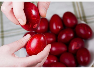 Najboji prirodni način farbanja jaja u jarko crvenu boju star 50 godina: Potrebna vam je samo 1 namirnica