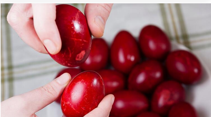 Najboji prirodni način farbanja jaja u jarko crvenu boju star 50 godina: Potrebna vam je samo 1 namirnica