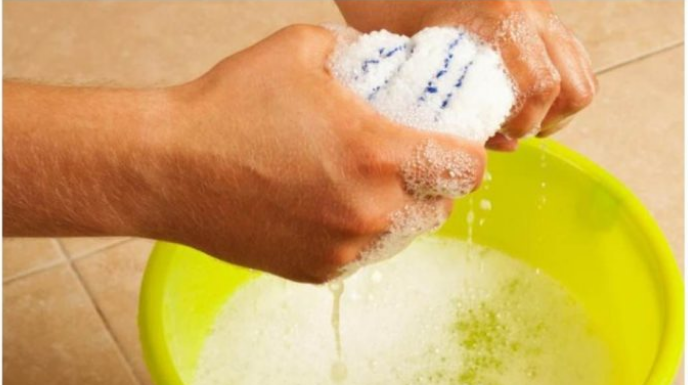 STAVITE KAP OVE TEČNOSTI U VODU I PREBRIŠITE KUĆU: 10 dana nećete videti prašinu – TRIK KOJI SE KORISTI U MUZEJU