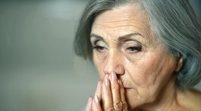 Kako razumjeti kada je žena stara: Jedna stvar koju žena radi otkriva “staru ženu” u njenom srcu