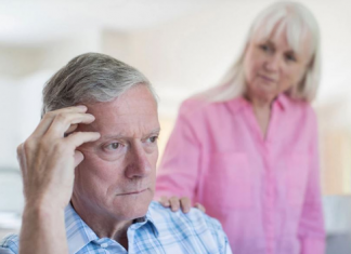 DEDA JE PONAVLJAO DA NOĆU VIDI MUŠKARCA U KUĆI, ALI MU NIKO NIJE VEROVAO JER JE IMAO DEMENCIJU: A kad je umro otkrivena je babina najveća tajna, porodica u šoku!
