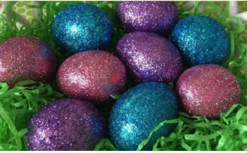 Zaboravite na lukovinu i čarape: Ovog Uskrsa hit su svjetlucava jaja, a treba vam samo 1 namirnica