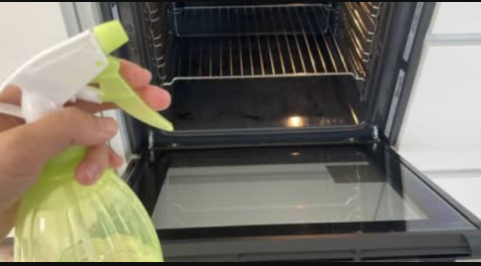 Nisam ribala rernu godinama, nema razloga za to: SAMO nanesem ovo uveče i obrišem ujutru – rerna je kao nova!